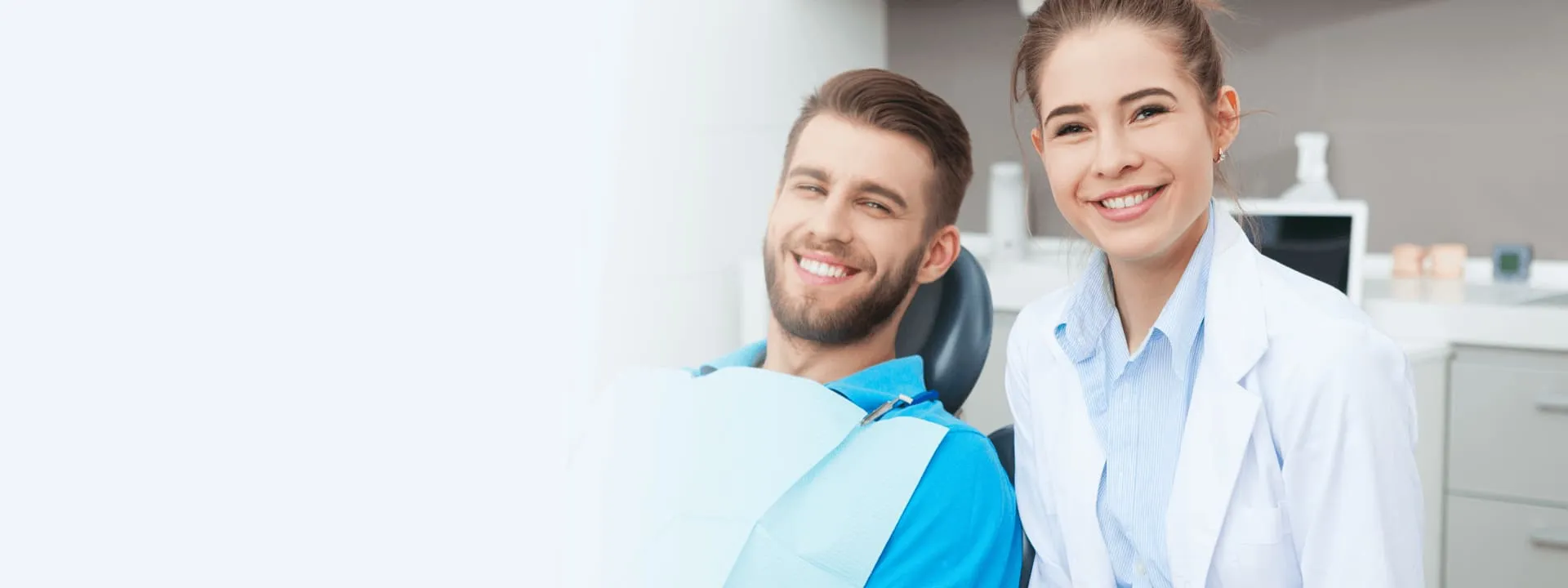 Paciente sonriente junto a su dentista después de un tratamiento